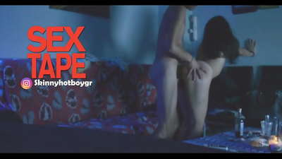 ʻO ke kaikamahine kula nani me kāna keikikāne